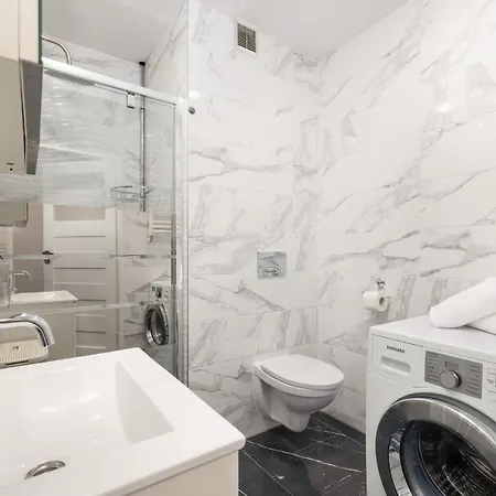 Modern Kapitanski Mostek By Renters